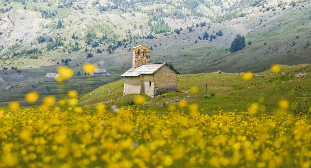 Chapelle au milieu des fleurs dans les Alpes